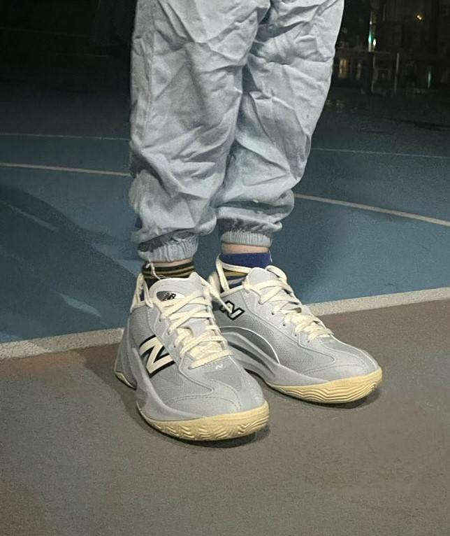 父子同鞋模式啟動！New Balance P350 籃球童鞋開箱，晚上球場的小小隊友