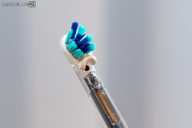 Dyson CameraJet 微鏡噴射電動牙刷登場｜牙刷也有鏡頭＋AI，還能自動噴射漱口水！高單價挑戰旗艦潔牙市場