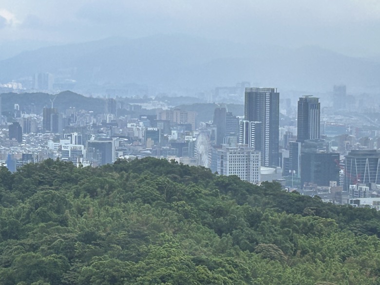 搭 捷 運 登 走 劍 潭 山 親 山 步 道