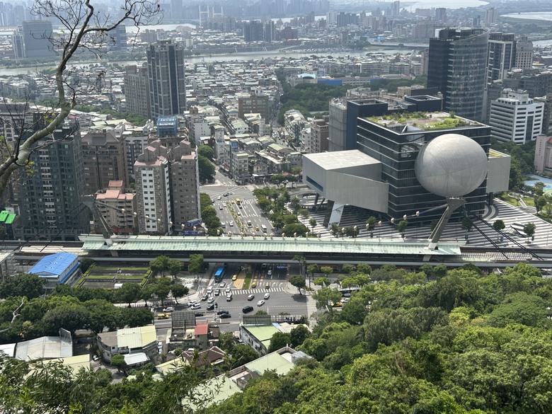 搭 捷 運 登 走 劍 潭 山 親 山 步 道
