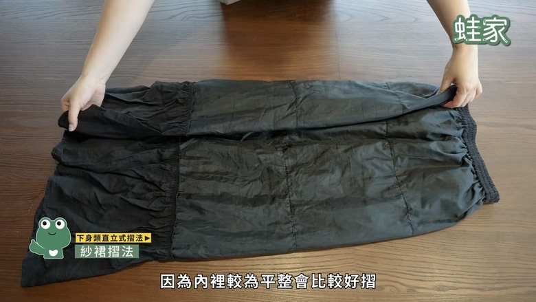 全家衣櫃不再山崩！「10秒小方磚」摺衣術，搭配神器收納空間翻倍