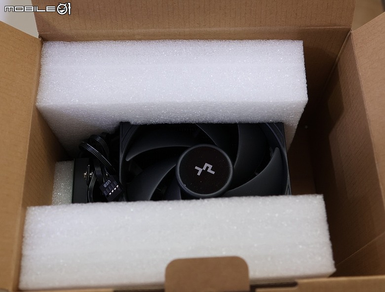 點我看大圖 強效單塔+數位顯示 DeepCool 九州風神 AK700 DIGITAL NYX