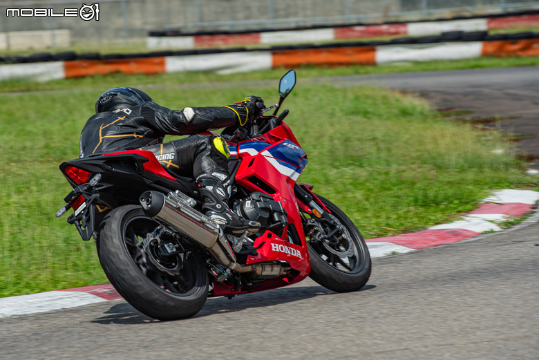 Honda CBR500R E-Clutch 賽道試駕｜非典型快排！另闢蹊徑的換檔體驗