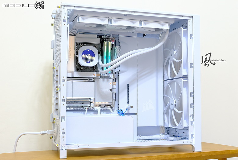 白色木紋新風格：X870E AERO X3D WOOD搭FRAME 5000D WOOD RS實測