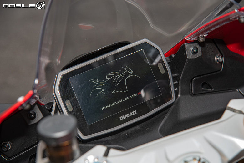 點我看大圖 DUCATI Pangale V2 S 試駕|街賽一體混血王子!超輕量級、最親民的DUCATI跑車