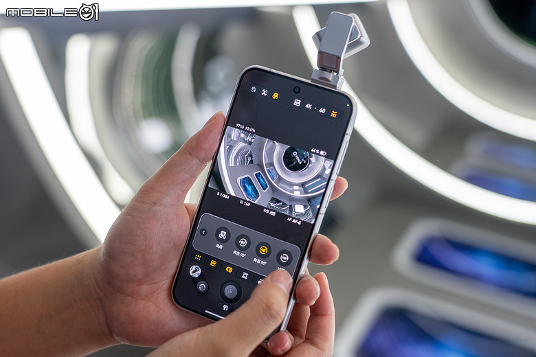 HONOR Robot Phone 正式發表|靈巧雲台+ARRI 電影調校,售價 9999 人民幣!