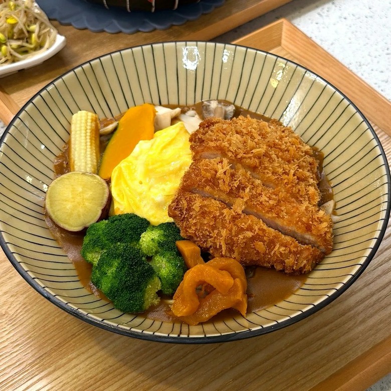【食記】台南東區美食｜豪華海鮮粥、金沙蝦仁湯加購土魠魚、日式炸豬排咖哩飯、麻辣水煮煲，均消200多、份量誠意足