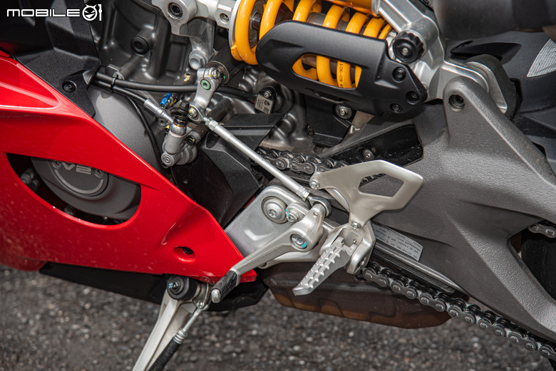 點我看大圖 DUCATI Pangale V2 S 試駕|街賽一體混血王子!超輕量級、最親民的DUCATI跑車