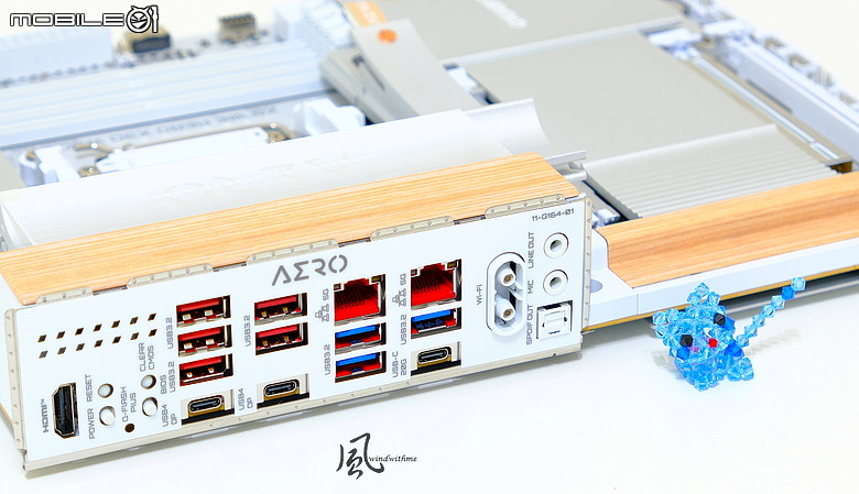 白色木紋新風格：X870E AERO X3D WOOD搭FRAME 5000D WOOD RS實測