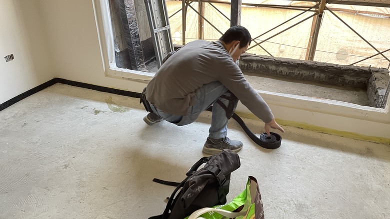 將回收輪胎橡膠（Recycled Rubber）應用於 Underscreed（水泥壓層下 / 水泥砂漿層下） 的浮築地板隔音工程
