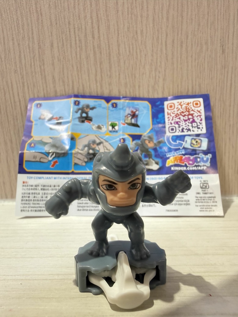 蜘蛛人迷注意!健達奇趣蛋 × MARVEL 蜘蛛人系列開箱|一盒3顆會抽到誰?