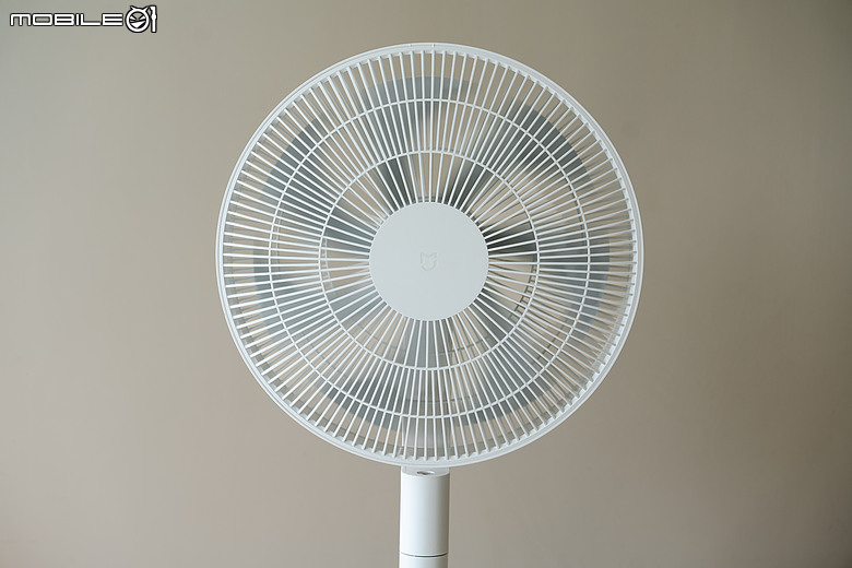 小米米家智慧 DC 超薄電風扇 Pro 開箱實測｜8.7cm 超薄機身、Type-C 供電更方便，從臥室吹到露營都能用