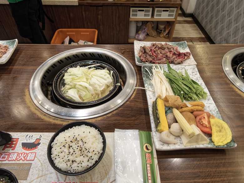 點我看大圖 漫步復古眷村與貓咪時光|三重空軍一村 ✕ 戲咖啡 ✕ 美食隨拍(OM-3+TG-7+Luna Ultra)