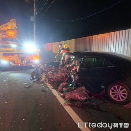和女友吵架！高雄男疑負氣酒駕自撞電桿「車身削掉一半」慘死