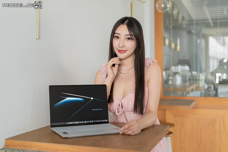 ASUS ExpertBook Ultra 體驗｜首搭 3K Tandem OLED 的極輕 AI 商務旗艦！