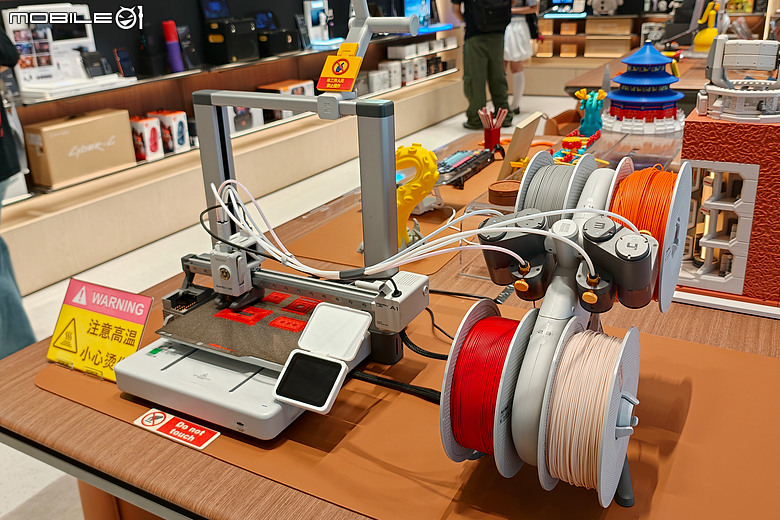 直擊深圳榮耀 α 旗艦店|Robot Phone 進駐、人形機器人迎賓!