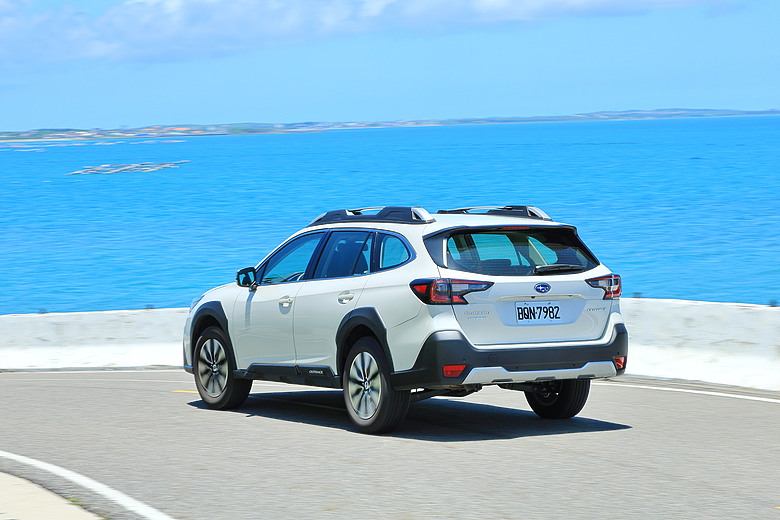 點我看大圖 (映像旅行) 澎湖EP.1 開著Subaru Outback搭渡輪,享受湛藍跳島的天倫旅行吧