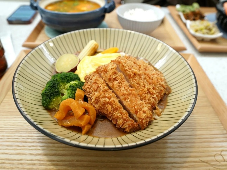 【食記】台南東區美食｜豪華海鮮粥、金沙蝦仁湯加購土魠魚、日式炸豬排咖哩飯、麻辣水煮煲，均消200多、份量誠意足