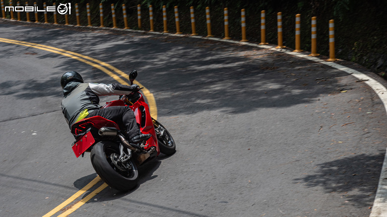 點我看大圖 DUCATI Pangale V2 S 試駕|街賽一體混血王子!超輕量級、最親民的DUCATI跑車