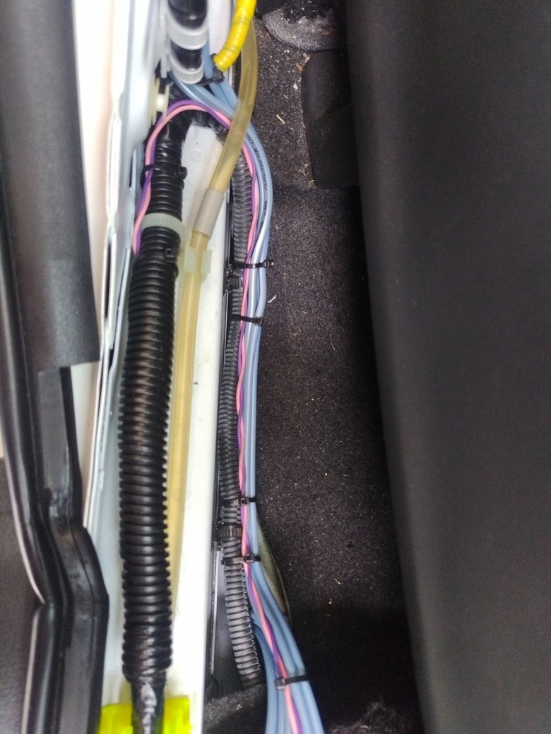 汽車裝Morel Hybrid-62音響效果如何?搭配四門制震做成密閉音箱,實聽人聲清晰、低音飽滿不轟頭
