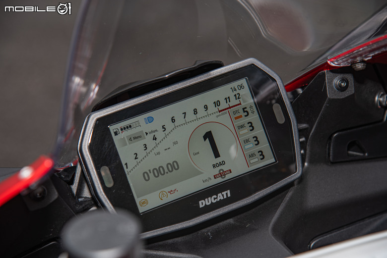 點我看大圖 DUCATI Pangale V2 S 試駕|街賽一體混血王子!超輕量級、最親民的DUCATI跑車