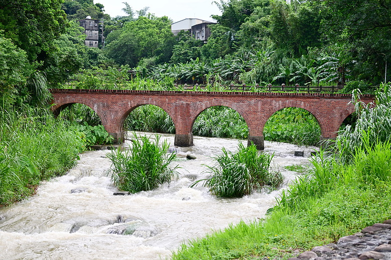 點我看大圖 以水為主題開箱Nikon 70-200mm F2.8 SII,崁頂滯洪池、石門水庫排洪、三坑紅橋、山豬湖、月眉落羽松及中庄調整池。