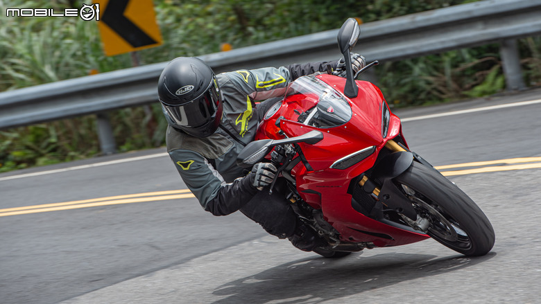 點我看大圖 DUCATI Pangale V2 S 試駕|街賽一體混血王子!超輕量級、最親民的DUCATI跑車