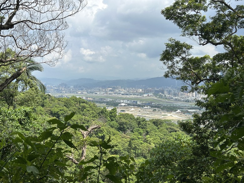 搭 捷 運 登 走 劍 潭 山 親 山 步 道