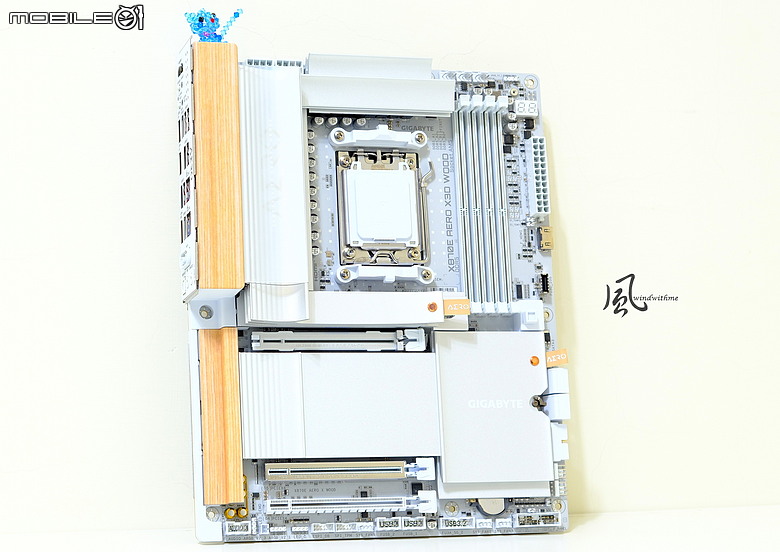 白色木紋新風格：X870E AERO X3D WOOD搭FRAME 5000D WOOD RS實測