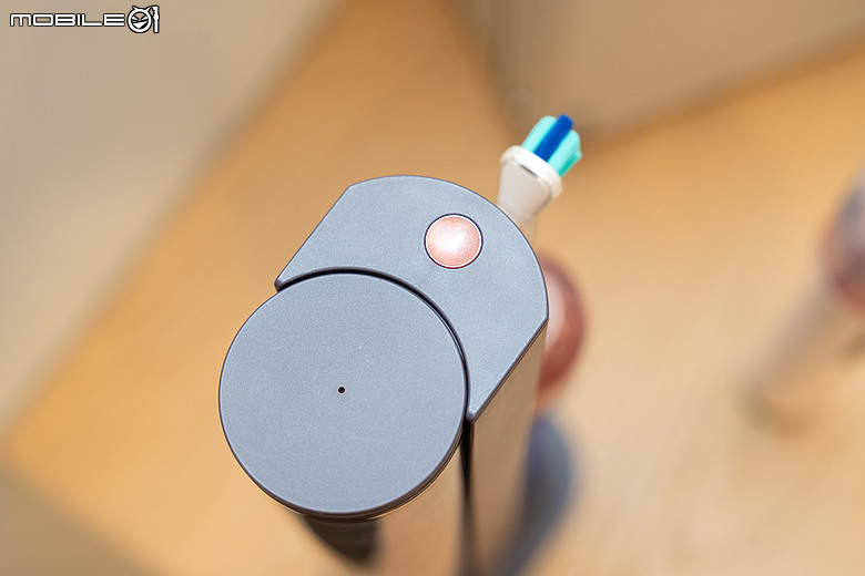 Dyson CameraJet 微鏡噴射電動牙刷登場｜牙刷也有鏡頭＋AI，還能自動噴射漱口水！高單價挑戰旗艦潔牙市場