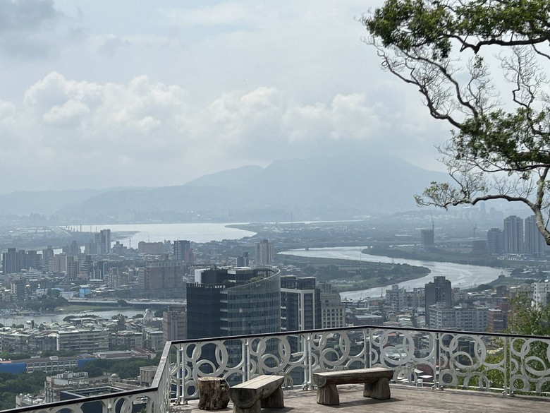 搭 捷 運 登 走 劍 潭 山 親 山 步 道