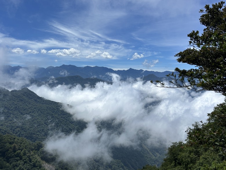 苗 栗 最 高 峰 加 里 山 ( 台 版 富 士 山 )