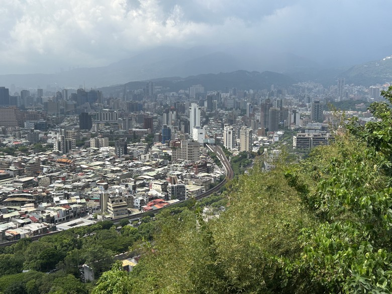 搭 捷 運 登 走 劍 潭 山 親 山 步 道