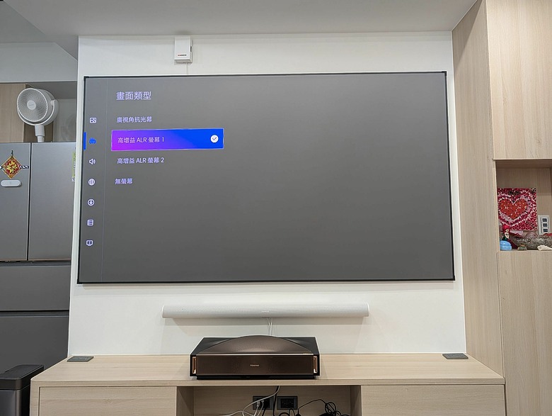 家裡裝了Hisense L9Q超短焦投影機