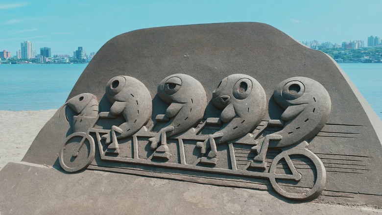 淡水最新景點一日遊｜觀海長堤自行車道＋淡江大橋＋八里沙雕展｜YouBike河岸路線