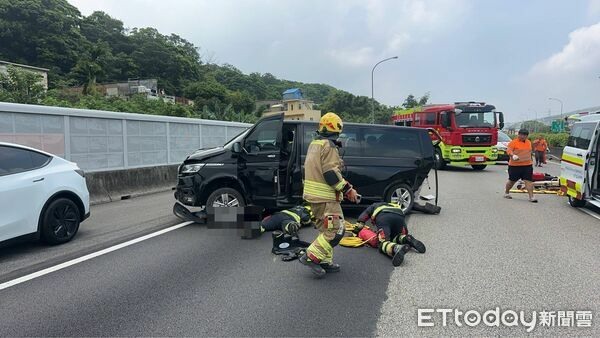 2人魂斷國道!廂型車撞上特斯拉駕駛下車協商「車被Volvo撞爛」