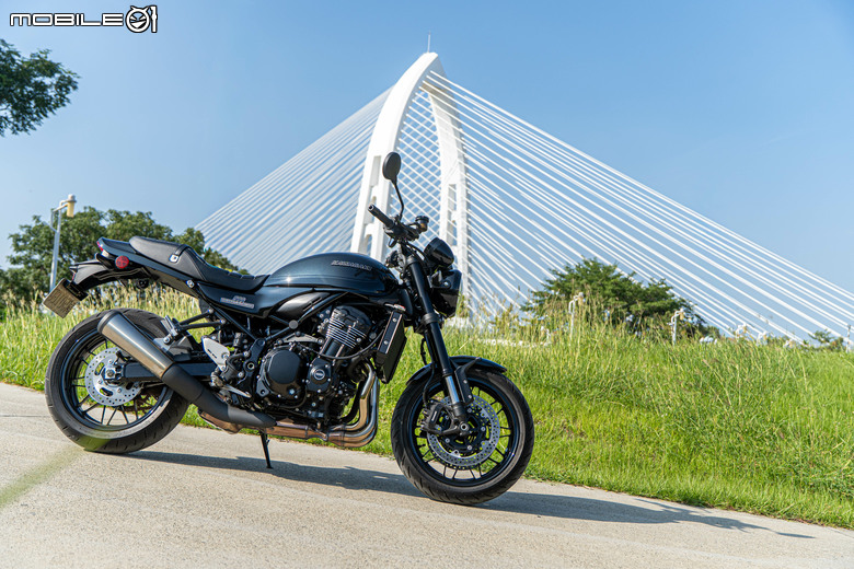 點我看大圖 KAWASAKI Z900RS 黑球試駕|經典好球不退色,只隨時間淬鍊