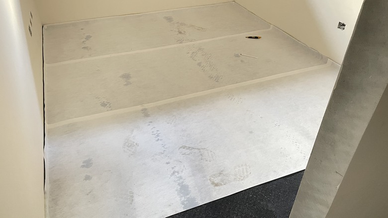 將回收輪胎橡膠（Recycled Rubber）應用於 Underscreed（水泥壓層下 / 水泥砂漿層下） 的浮築地板隔音工程