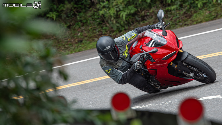 點我看大圖 DUCATI Pangale V2 S 試駕|街賽一體混血王子!超輕量級、最親民的DUCATI跑車