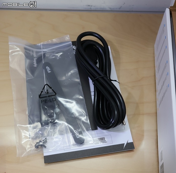 點我看大圖 高CP值便宜千瓦白金白色登場 FSP 全漢 VITA 1000W PM