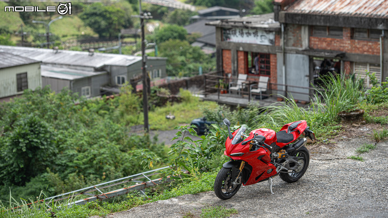 點我看大圖 DUCATI Pangale V2 S 試駕|街賽一體混血王子!超輕量級、最親民的DUCATI跑車