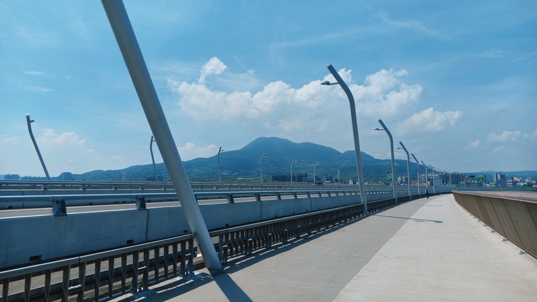 淡水最新景點一日遊｜觀海長堤自行車道＋淡江大橋＋八里沙雕展｜YouBike河岸路線