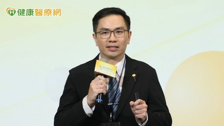 點我看大圖 臺北市藥師公會完成世代交棒黃彥儒接任理事長推5項行動