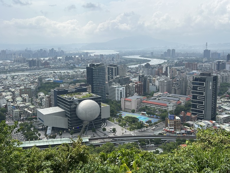 搭 捷 運 登 走 劍 潭 山 親 山 步 道