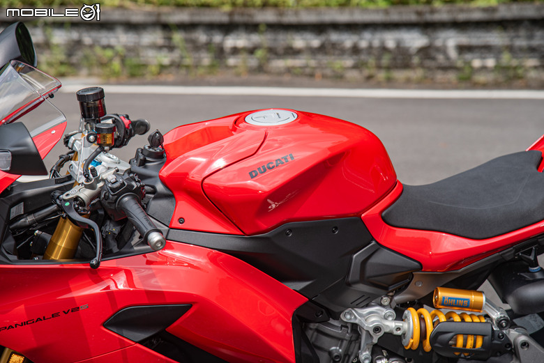 點我看大圖 DUCATI Pangale V2 S 試駕|街賽一體混血王子!超輕量級、最親民的DUCATI跑車