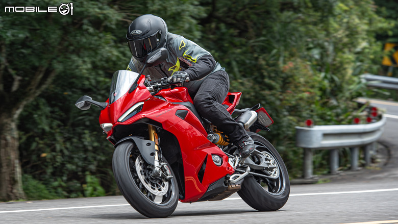 點我看大圖 DUCATI Pangale V2 S 試駕|街賽一體混血王子!超輕量級、最親民的DUCATI跑車