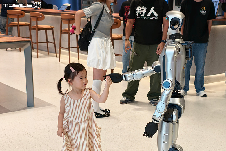 直擊深圳榮耀 α 旗艦店|Robot Phone 進駐、人形機器人迎賓!