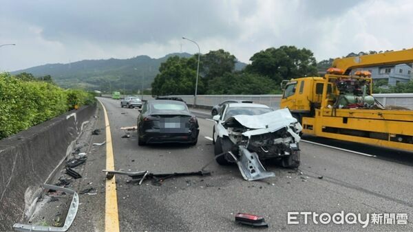 2人魂斷國道!廂型車撞上特斯拉駕駛下車協商「車被Volvo撞爛」