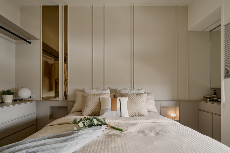 【開箱】台中法式輕奢宅｜客房變空中瑜珈室｜客廳無痕投影設計