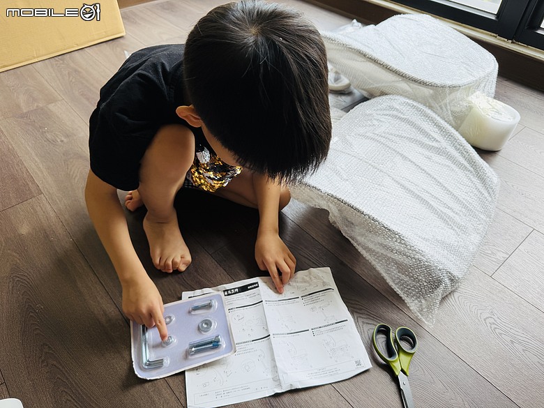 開箱 林製作所 Let's Up! 一起長高桌桌椅組｜小一書桌使用心得分享